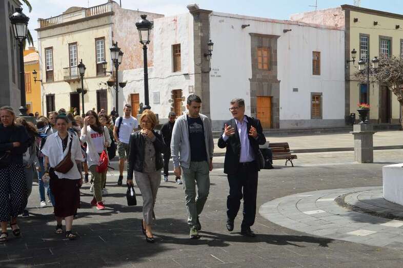 El grupo, con un profesor y el cronista oficial de Telde, en la plaza de San Juan, tras visitar la Basílica (Foto TA)